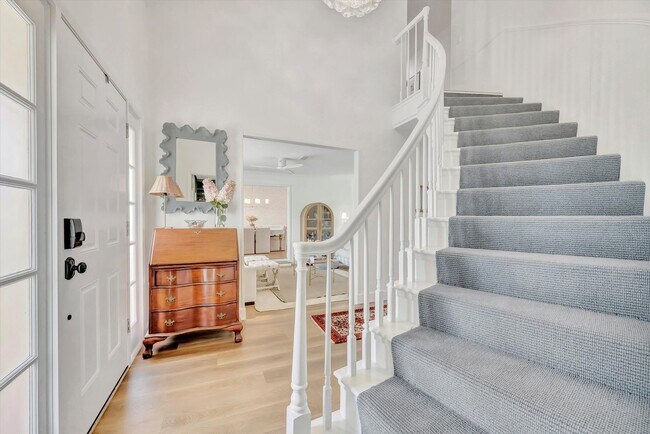 Building Photo - Luxury 5 Bed/4 Bath Pool Home on a Golf Course in Central Sarasota