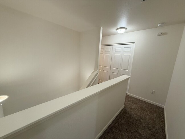 Building Photo - FANTASTIC 3 BEDROOM AND 2.5 BATHROOM TOWNHOUSE IN REDMOND!