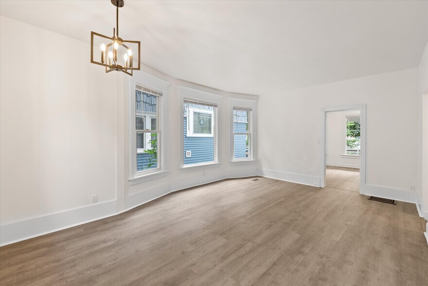 Building Photo - 2026 E Kenilworth Pl