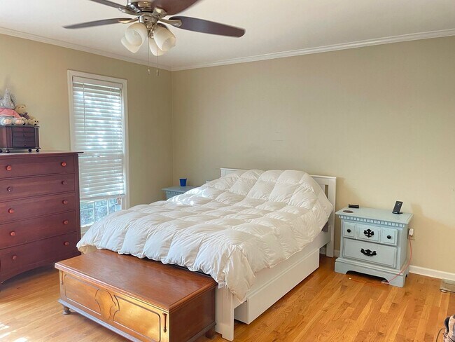 Building Photo - Three Bedroom Available on Eastside