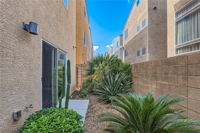 Building Photo - 9336 Hilgard Ave