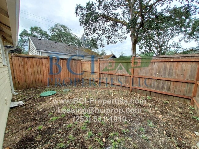 Building Photo - Beautifully remodeled 2 bedroom Duplex nex...