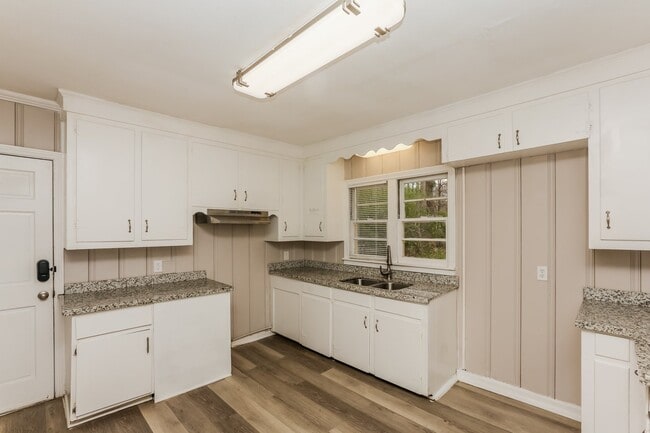 Building Photo - 3644 Meadow Ln