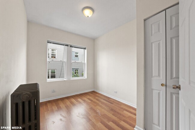 Building Photo - 3606 W Dickens Ave