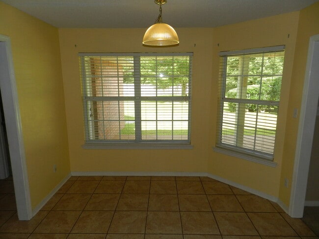 Building Photo - Spacious 4-Bedroom Home - Woodbine Springs