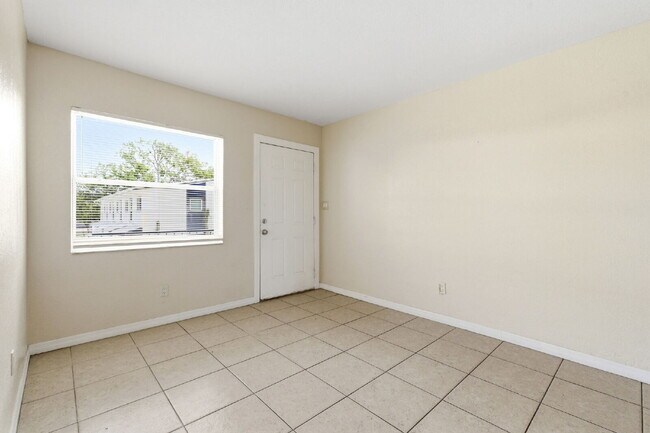 Building Photo - Updated 2-bedroom apartment in St. Petersburg offering 650 square feet of refreshed living space ...