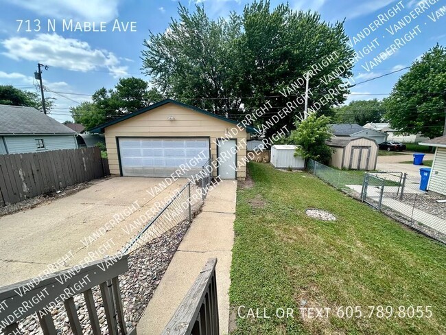 Building Photo - Cute 3 Bedroom House With Fenced Yard & 2 ...