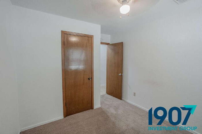 Building Photo - Beautiful 3-Bedroom Home in Yukon - Availa...