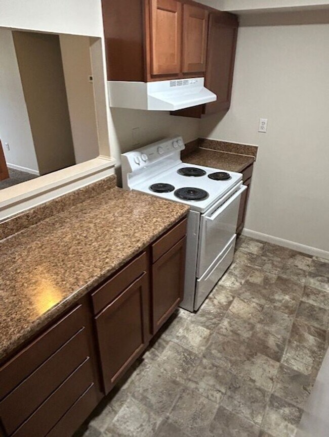 Building Photo - Convenient & Newly Updated 2-Bedroom Apart...