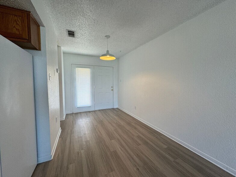 Building Photo - 1306 Monroe Loop