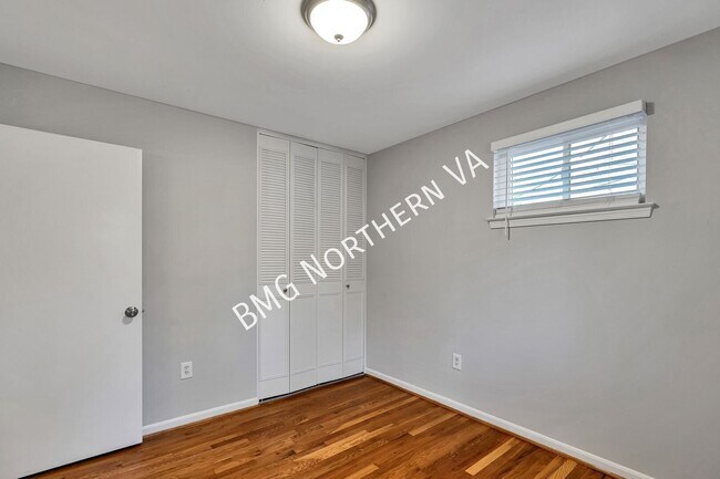 Building Photo - 5207 Gainsborough Dr