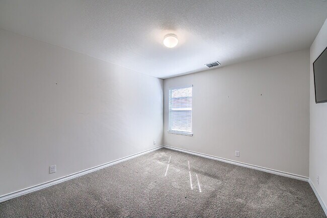 Building Photo - Stunning 4 bedroom offering 50% off the fi...