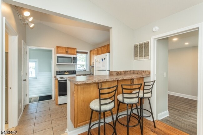 Building Photo - 59 Iroquois Ave