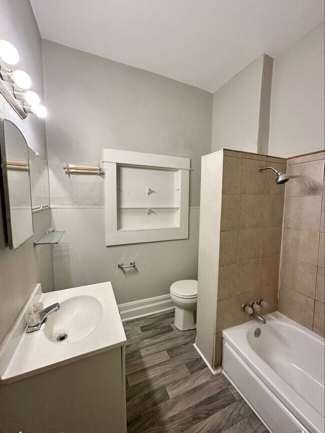 Building Photo - 521 41st St