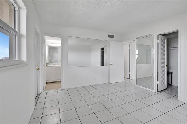 Building Photo - 2350 NE 14th Street Causeway