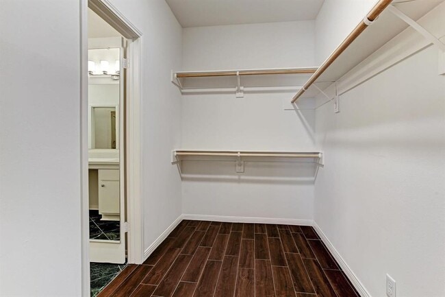 Building Photo - 2711 Essex Terrace