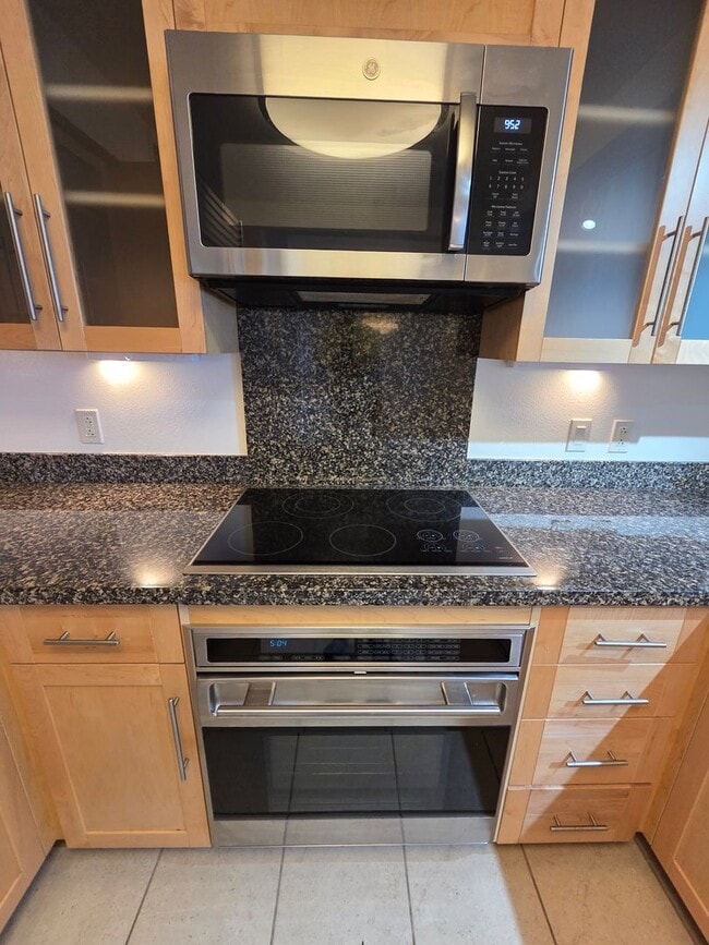 Building Photo - Immaculate Contemporary Living in Kaka‘ako- 2 bedroom, 2 bathroom, 2 covered parking stall, and I...