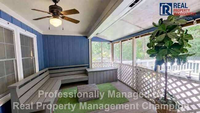 Building Photo - Charming home with open floor plan, vaulted ceilings and spacious backyard