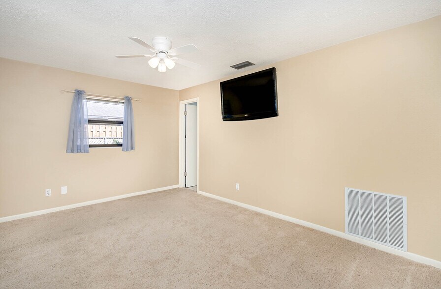 Large master bedroom with included wall-mount flat screen TV - 2908 Ivy St