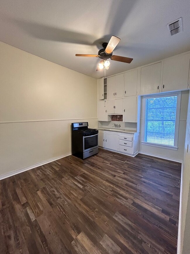 Building Photo - 3 bed/1 bath Duplex