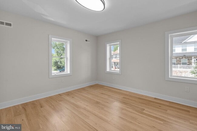 Building Photo - 334 Maple Ave