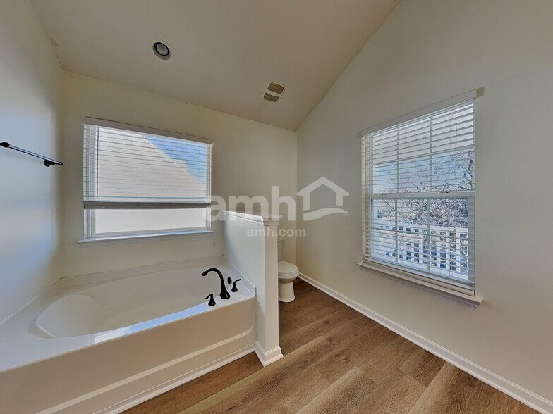 Building Photo - 2590 Leighswood Dr