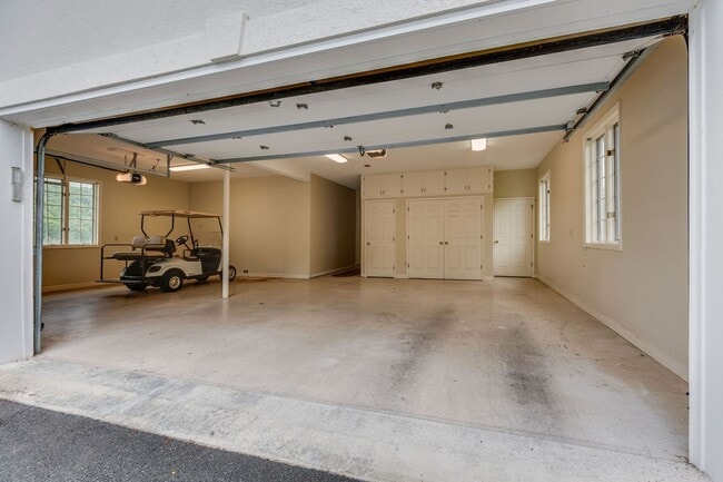 Building Photo - Experience lakefront living at its finest in the heart of East TN