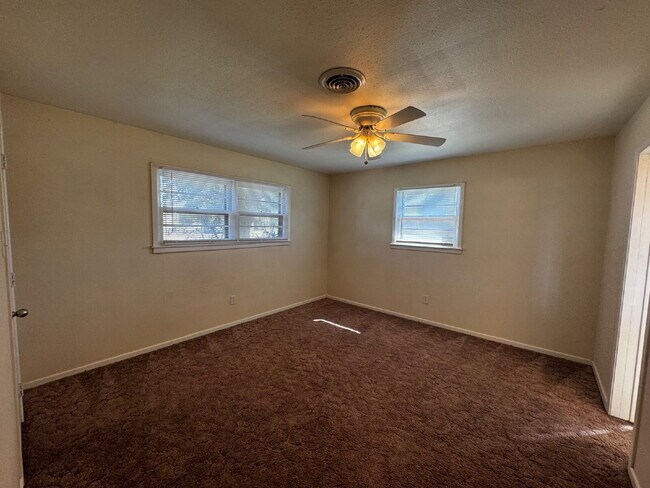 Building Photo - Stunning home located near Frank Higginbot...