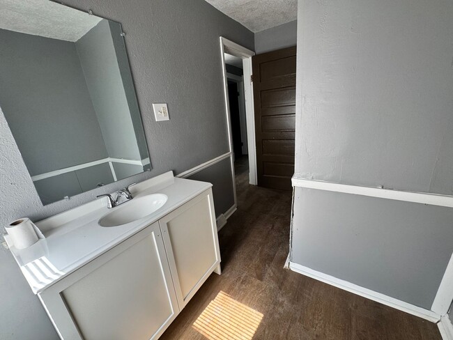 Building Photo - 3 Bedroom House