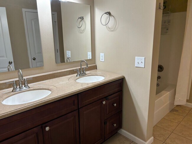 Building Photo - 3 Bedroom/2.5 Bath Home Kingsport, TN