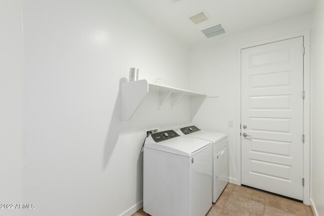 Building Photo - 9239 W Sells Dr