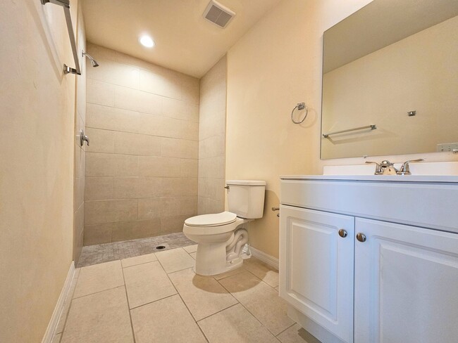 Building Photo - Stunning 3 Bed / 2 Bath Duplex w/ Garage –...