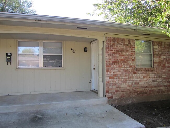 Building Photo - 820 Russell Cir