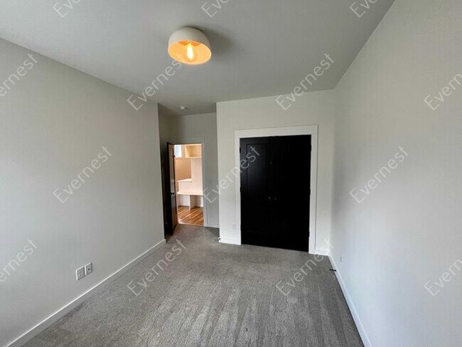 Building Photo - 4-Bedroom Home with Modern Comforts in a P...