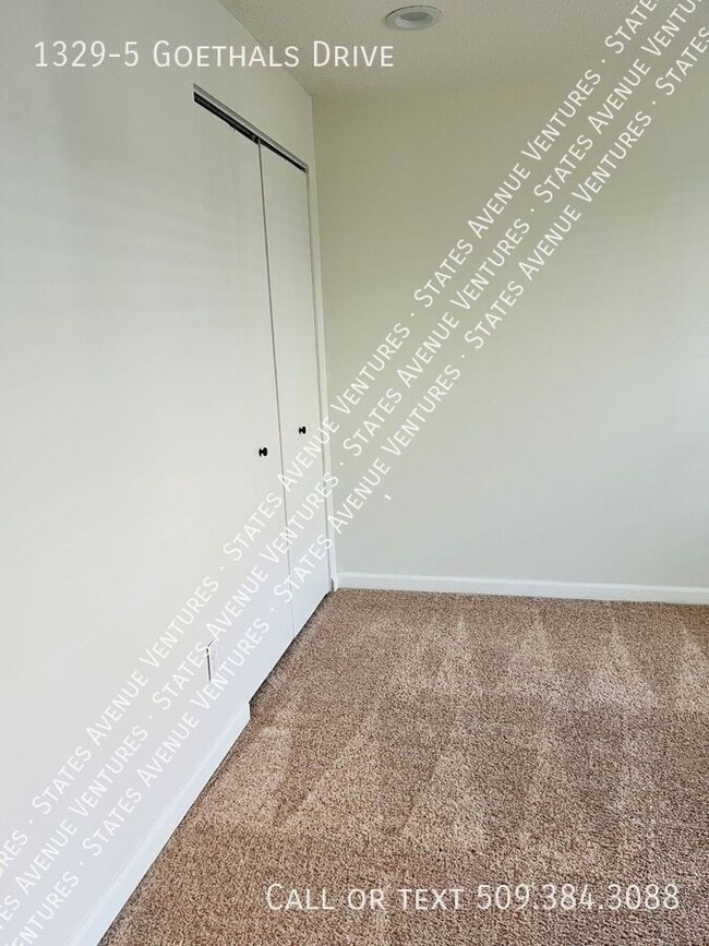 Building Photo - 1329 Goethals Dr