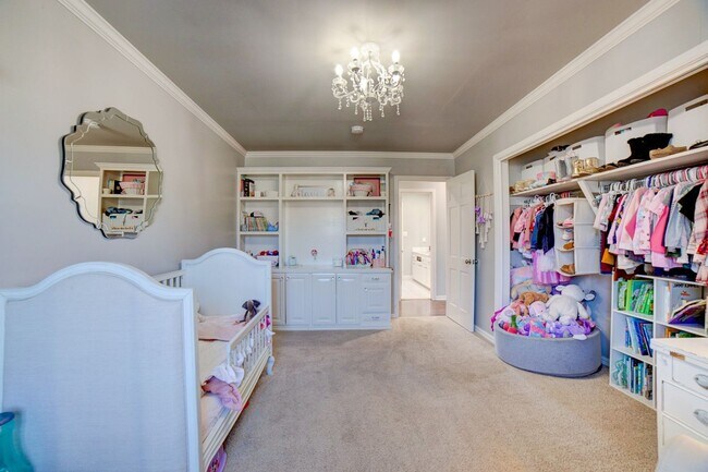 Building Photo - Available mid-August! Amazing mid-town gem...
