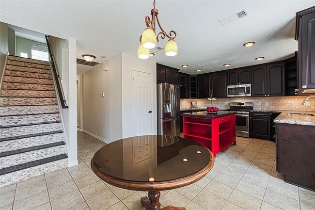 Building Photo - 17106 Summer Hollow Dr