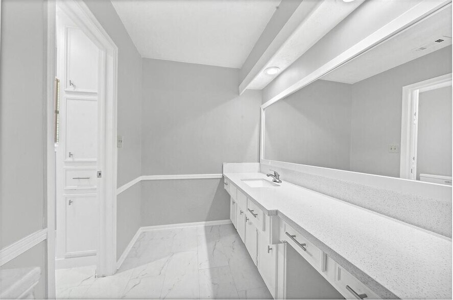 Primary bathroom - 5703 Green Timbers Dr