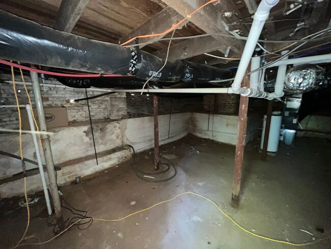 Building Photo - Newly Renovated 2 Bedroom Bungalow!!!