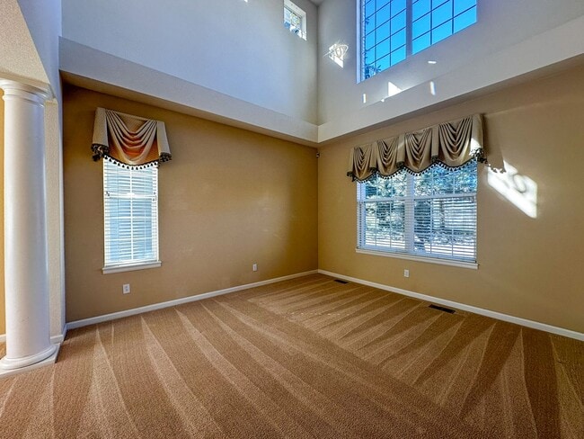 Building Photo - Luxurious Castle Pine living awaits!