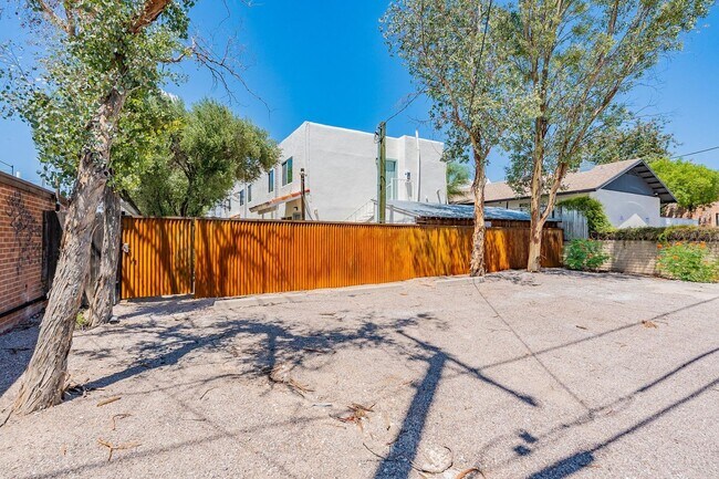 Building Photo - 804-870 10th St