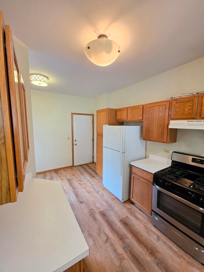 Building Photo - 10 Waverly Ct