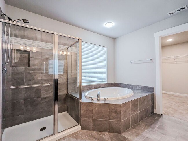 Building Photo - **Move-In Special** Stunning 5 bed, 2.5 ba...