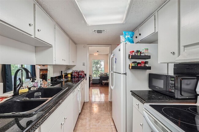 Building Photo - 6810 Thorncliffe Dr