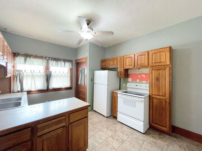 Building Photo - Spacious 3 bedroom home with finished base...