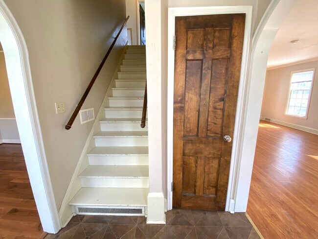 Building Photo - Stunning Historic 4 Bed Home Near NDSU