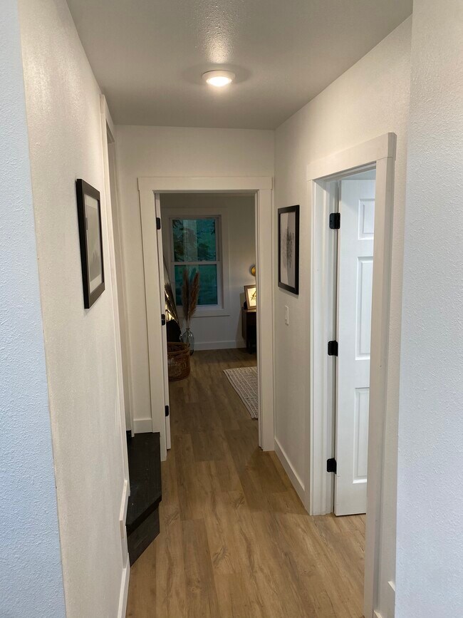 Building Photo - 613 Broadway St