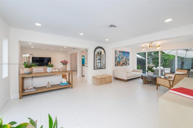 Building Photo - 424 E Dilido Dr