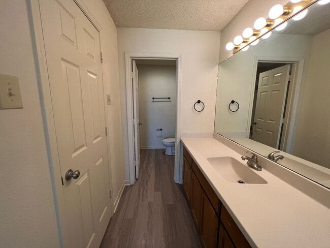 Building Photo - Duplex *LEASING SPECIAL AVAILABLE*