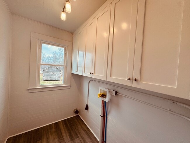 Building Photo - Adorable Home/Country setting